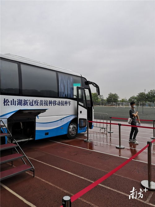 東莞啟用移動疫苗車與移動CT車，開啟高效便民健康服務新模式